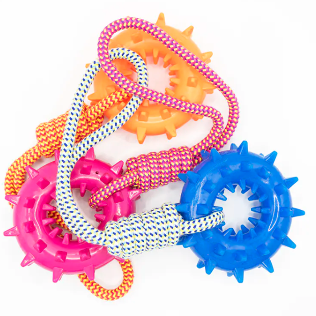 Care sunt avantajele designului de unelte al jucăriei pentru câini Cotton Rope With Plastic Gear?